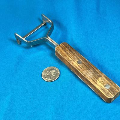 WOOD HANDLED VEGETABLE PEELER