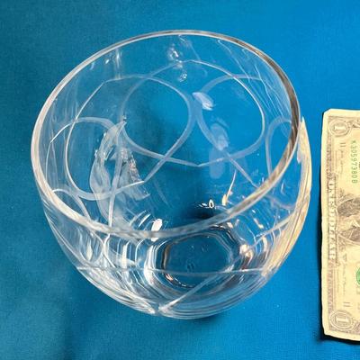 PRETTY CLEAR CUT CRYSTAL VASE WITH CONTEMPORARY DESIGN