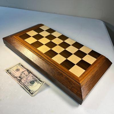 CARVED WOODEN CHESS SET IN FOLDING BOARD/CASE WITH MAGNETIC CLOSE