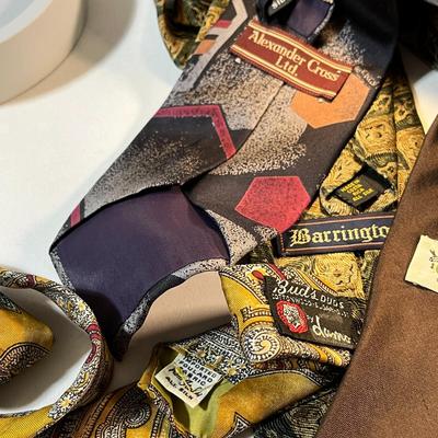 GROUP OF 5 SILK MEN'S NECKTIES 