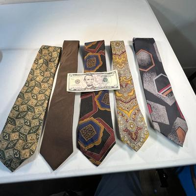 GROUP OF 5 SILK MEN'S NECKTIES 