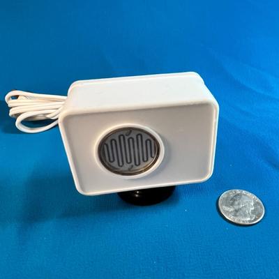 "LAMP LITER" DEVICE - SENSES WHEN IT'S DARK AND TURNS LAMP ON