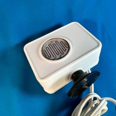 "LAMP LITER" DEVICE - SENSES WHEN IT'S DARK AND TURNS LAMP ON