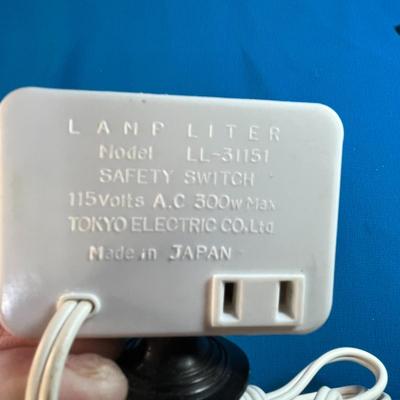 "LAMP LITER" DEVICE - SENSES WHEN IT'S DARK AND TURNS LAMP ON