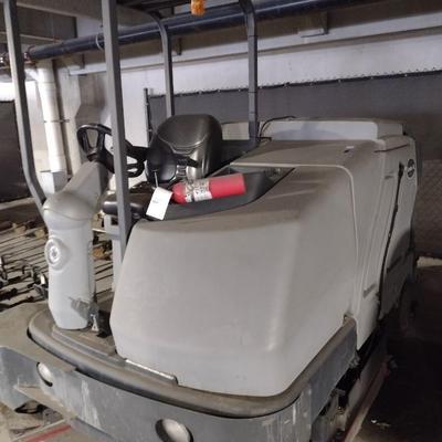 Commercial Advance Condor XL AXP Ride Floor Scrubber Sweeper with Kubota 1.5L Diesel Engine