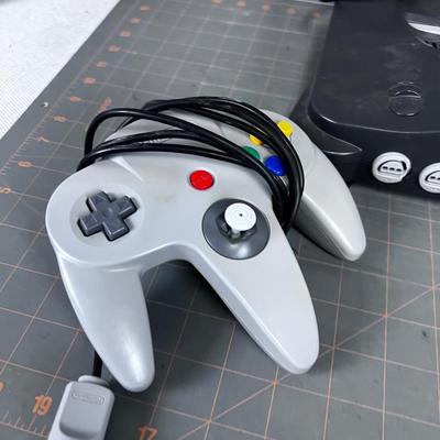 NINTENDO 64 Controllers (2) and Console