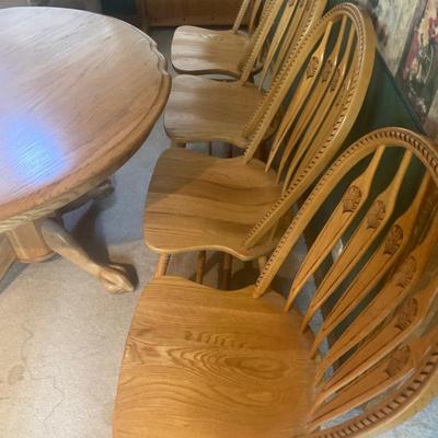 Beautiful Dining Table w/ 6 Chairs and Leaf