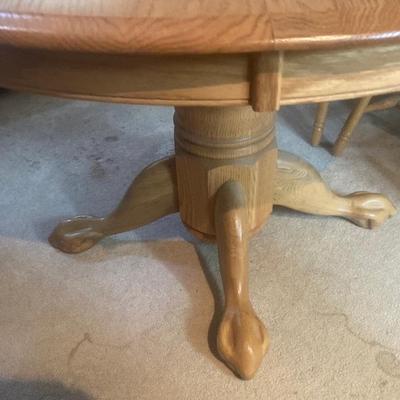 Beautiful Dining Table w/ 6 Chairs and Leaf