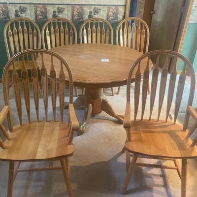 Beautiful Dining Table w/ 6 Chairs and Leaf