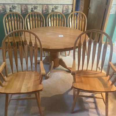 Beautiful Dining Table w/ 6 Chairs and Leaf