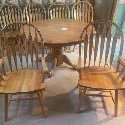 Beautiful Dining Table w/ 6 Chairs and Leaf