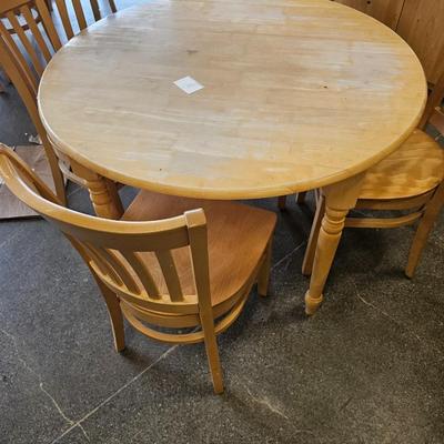 Round table + chairs