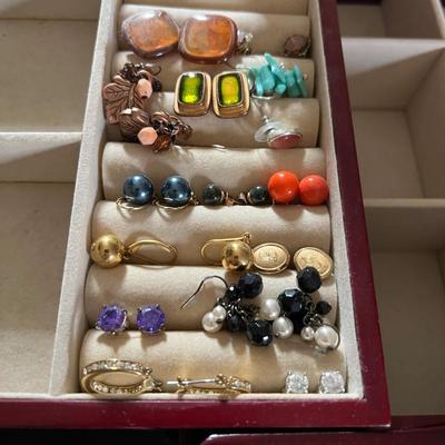 Huge Assortment of Fashion Earrings & More (B3-RG)