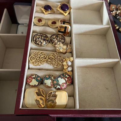 Huge Assortment of Fashion Earrings & More (B3-RG)