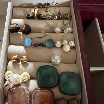 Huge Assortment of Fashion Earrings & More (B3-RG)