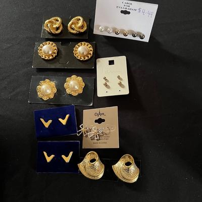 Huge Assortment of Fashion Earrings & More (B3-RG)