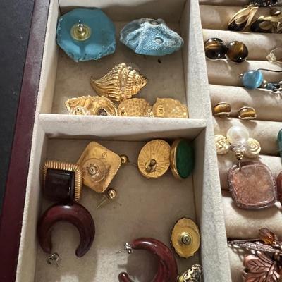 Huge Assortment of Fashion Earrings & More (B3-RG)