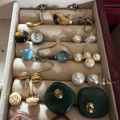 Huge Assortment of Fashion Earrings & More (B3-RG)
