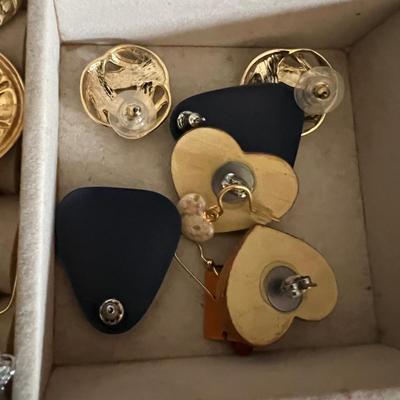 Huge Assortment of Fashion Earrings & More (B3-RG)
