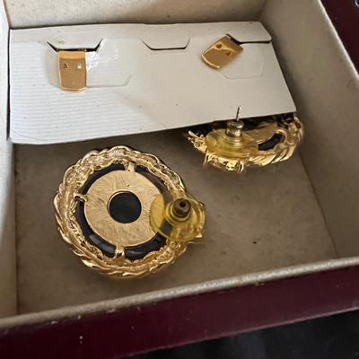 Huge Assortment of Fashion Earrings & More (B3-RG)