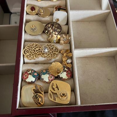 Huge Assortment of Fashion Earrings & More (B3-RG)