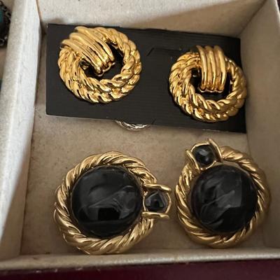 Huge Assortment of Fashion Earrings & More (B3-RG)