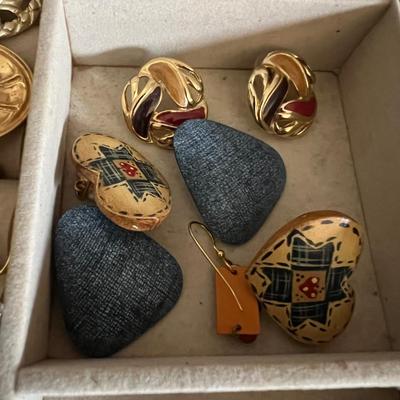 Huge Assortment of Fashion Earrings & More (B3-RG)