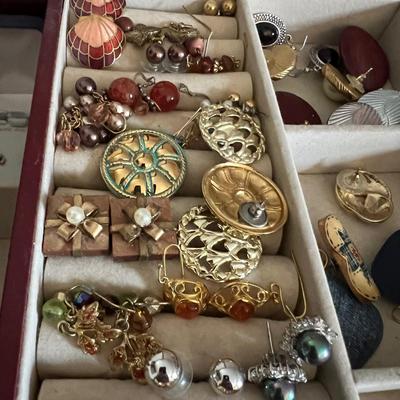 Huge Assortment of Fashion Earrings & More (B3-RG)