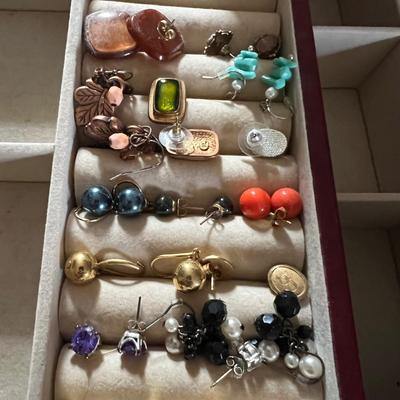 Huge Assortment of Fashion Earrings & More (B3-RG)