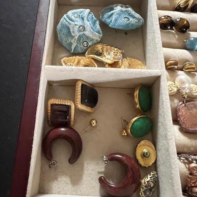 Huge Assortment of Fashion Earrings & More (B3-RG)