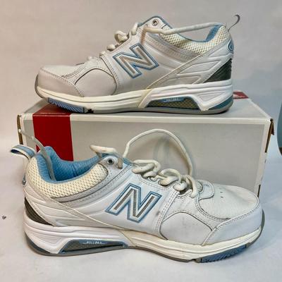 New Balance white & blue Women's Size 8.5 4E Athletic Shoes