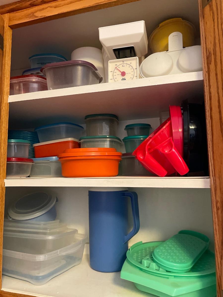 Tupperware and other food storage | EstateSales.org