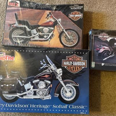 2 Harley Davidson models and puzzle
