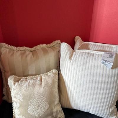 Lot 674 decorative pillows