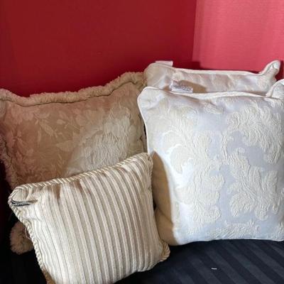 Lot 674 decorative pillows