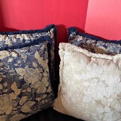 Lot 677 decorative pillows