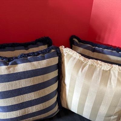 Lot 677 decorative pillows