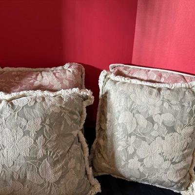 Lot 682 Decortive pillows