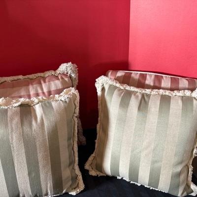 Lot 682 Decortive pillows
