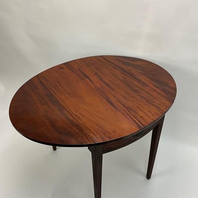 1906 Hepplewhite Flame Mahogany Drop Leaf Table