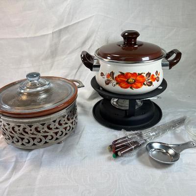 Unused vintage 1970s fondue pot with skewers