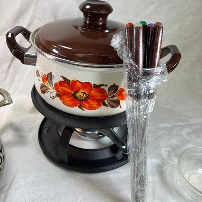 Unused vintage 1970s fondue pot with skewers