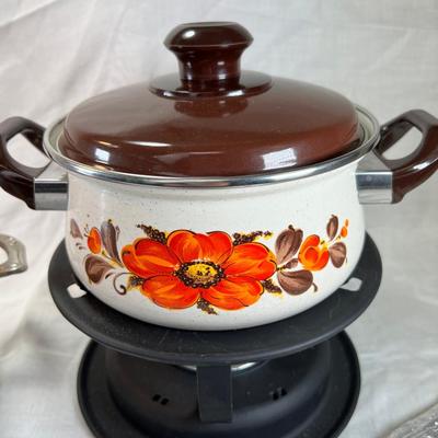 Unused vintage 1970s fondue pot with skewers
