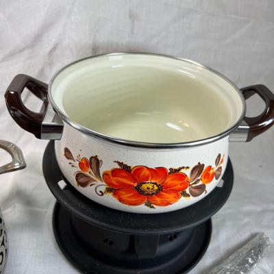 Unused vintage 1970s fondue pot with skewers