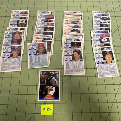 Baseball Card Bundle (B33)