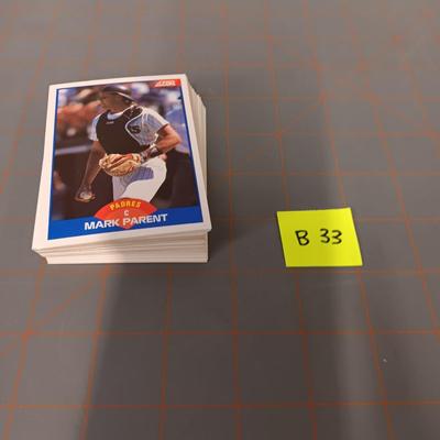 Baseball Card Bundle (B33)