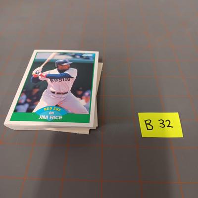 Baseball Card Bundle (B32)