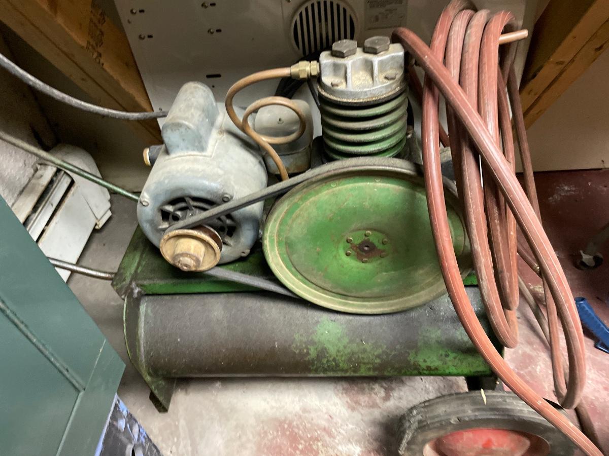 Green compressor | EstateSales.org