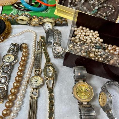 Watches, jewelry, boxes, loose beads