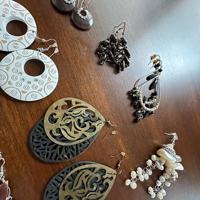 costume jewelry earring lot